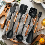 Laden Sie das Bild in den Galerie-Viewer, Hitzebeständiges Silikon-Küchenhelfer-Set mit Holzgriff – Vielseitige Küchenutensilien in Schwarz
